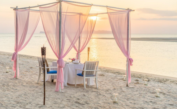 Why a Beach Cabana Is the Perfect Fourth of July Venue